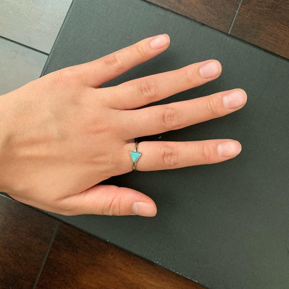 Adorable triangle ring - Picture 4 of 4